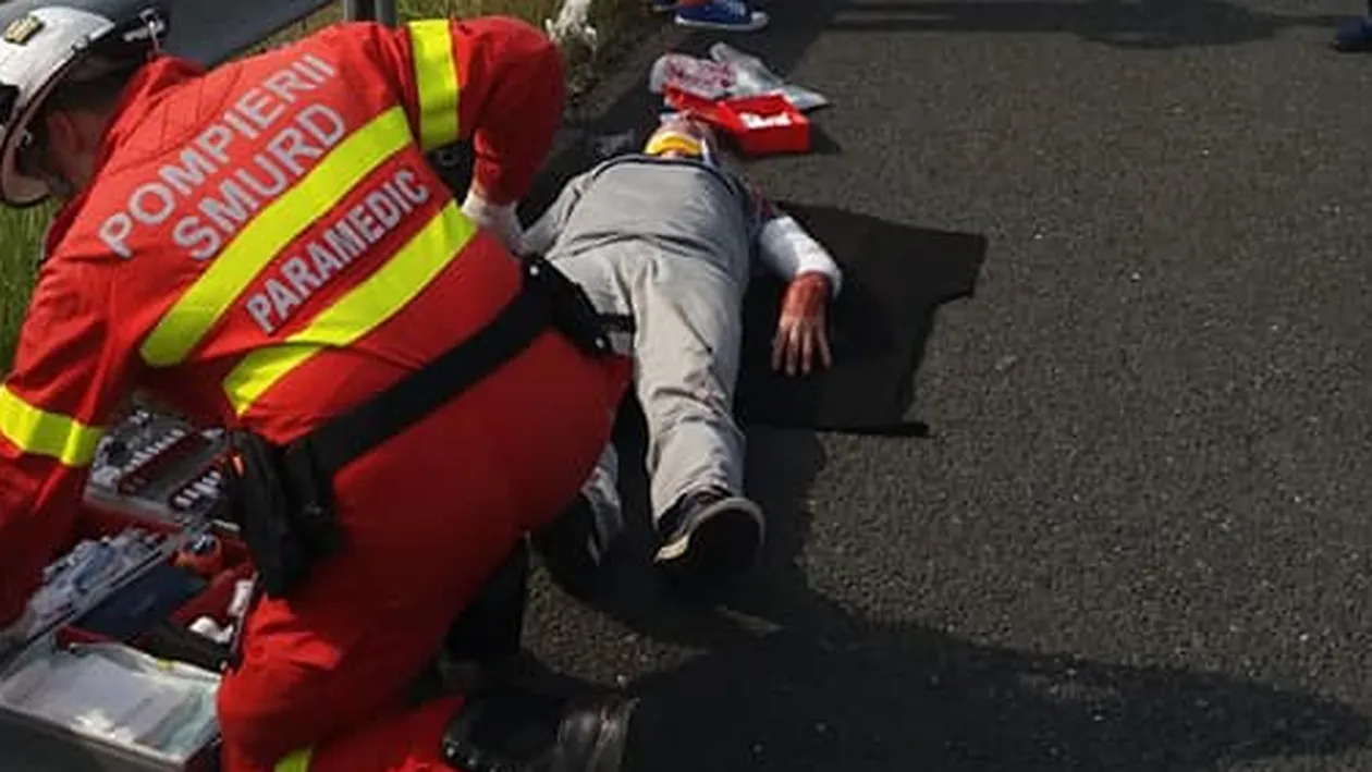 Povestea eroului de la SMURD: ”Riscă enorm, traversează printre mașinile ce mergeau pe acel sens cu 120 km/h, sare balustrada, se aruncă în genunchi”