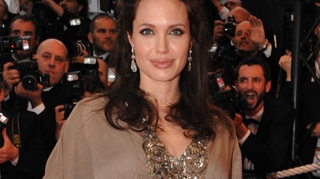 Angelina Jolie isi cauta perechea!