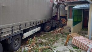 S-au trezit cu un camion în casă! Accident bizar într-o localitate din Mehedinți