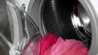Ți-ai luat haine noi? Iată de ce prima oprire ar trebui să fie mașina de spălat