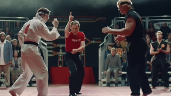 Celebrul JOHN CENA, aşa cum nu l-ai mai văzut niciodată până acum. A parodiat un luptător din filmul „Karate Kid“