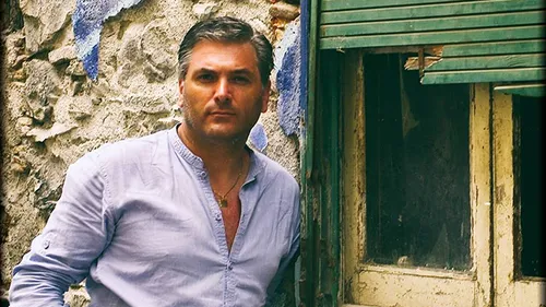 Era unul dintre cei mai râvniţi burlaci din showbiz, dar EA l-a convins să devină un familist convins! VEZI cum arată soţia lui MIRCEA RADU
