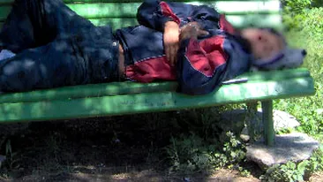 Un roman fara adapost, cu antecedente pentru agresiuni sexuale, listat la tribunal cu domiciliul pe o banca din parc