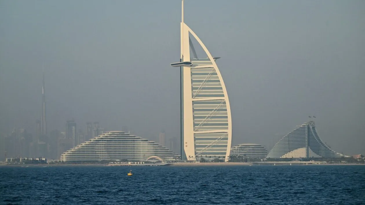 Aroganța supremă a unui influencer: s-a cazat în Burj Al Arab din Dubai. A plătit 20.500 de euro pe noapte, iar baia camerei l-a dat pe spate!