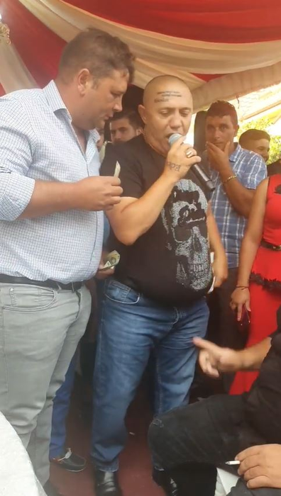 Nicolae Guță și Armin Nicoară, în mijlocul invitaților la o nuntă în Potcoava unde nu s-a ținut cont de nicio măsură împotriva noului coronavirus. S-au dat amenzi de 125.000 de lei