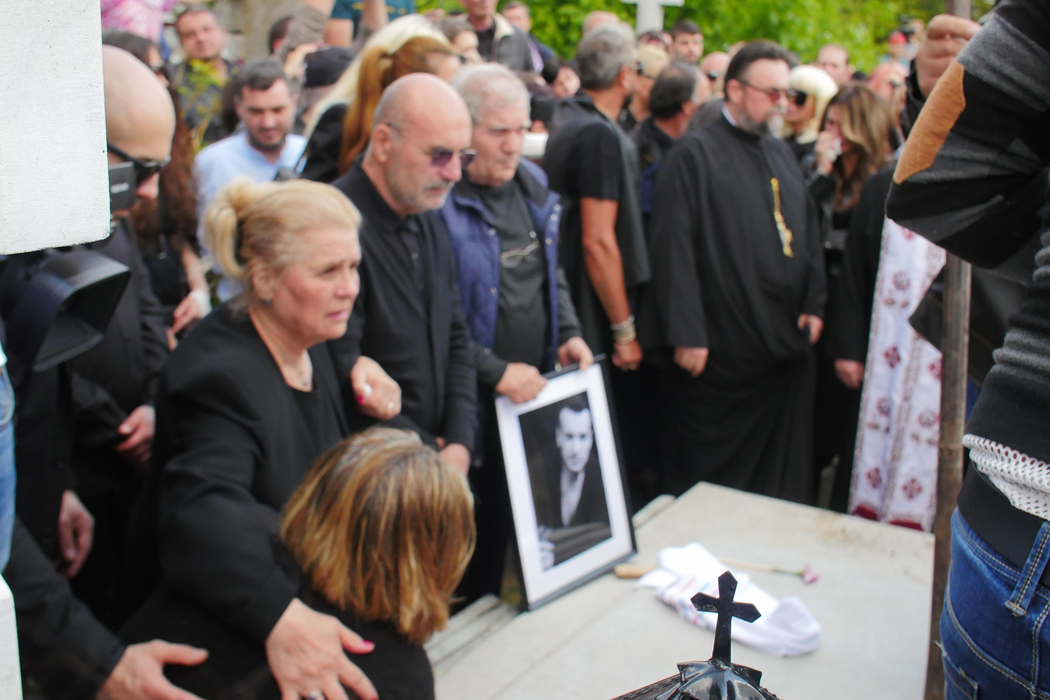 Mama lui Răzvan Ciobanu, îngenuncheată de durere la mormântul designerului. Elena s-a prăbușit după ce sicriul a fost băgat în groapă