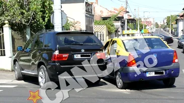 Verisoara lui Leo de la Strehaia a intrat cu BMW-ul X5 intr-un taxi si a bagat doi oameni in spital