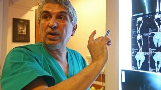 Instanţa decide dacă medicul Gheorghe Burnei va putea profesa din nou în spitalele de stat