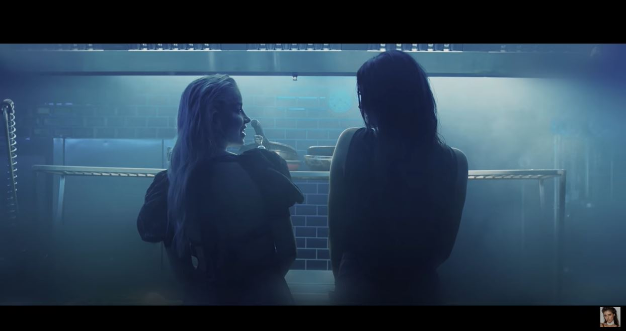 Antonia și Alina Ceușan, filmate în ipostaze ca-n filmele pentru adulți în cel mai nou clip al cântăreței! S-au atins pasional în zone intime și au flirtat una cu cealaltă | VIDEO