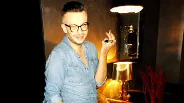 Răzvan Ciobanu, surprins în timp ce mănâncă deasupra unui bărbat gol pușcă. Imaginea a ajuns pe Internet