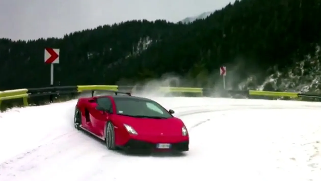 Video BESTIAL! Un dement cu un Lamborghini de peste 200.000 de euro face drifturi nebunesti pe Transfagarasan - Prietenii il filmeaza din elicopter