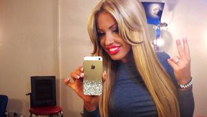 Dezmat total cu scene lesbi! Ce vedeta TV de la noi a aparut fara chiloti intr-un club de noapte