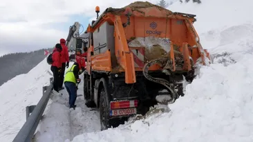 VIDEO. Avalanșă puternică în zona Dichiu-Sinaia. Un drum județean a fost blocat mai multe ore