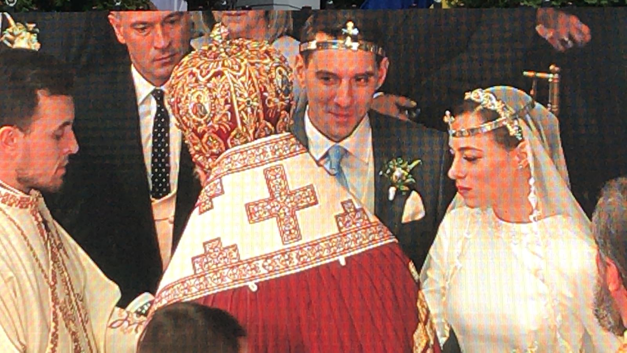 Slujba este transmisă pe un ecran imens amplasat în curtea bisericii