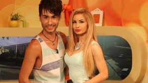 Vestea care i-a şocat pe toţi! O cântăreaţă celebră, vedetă pe site-urile de videochat!