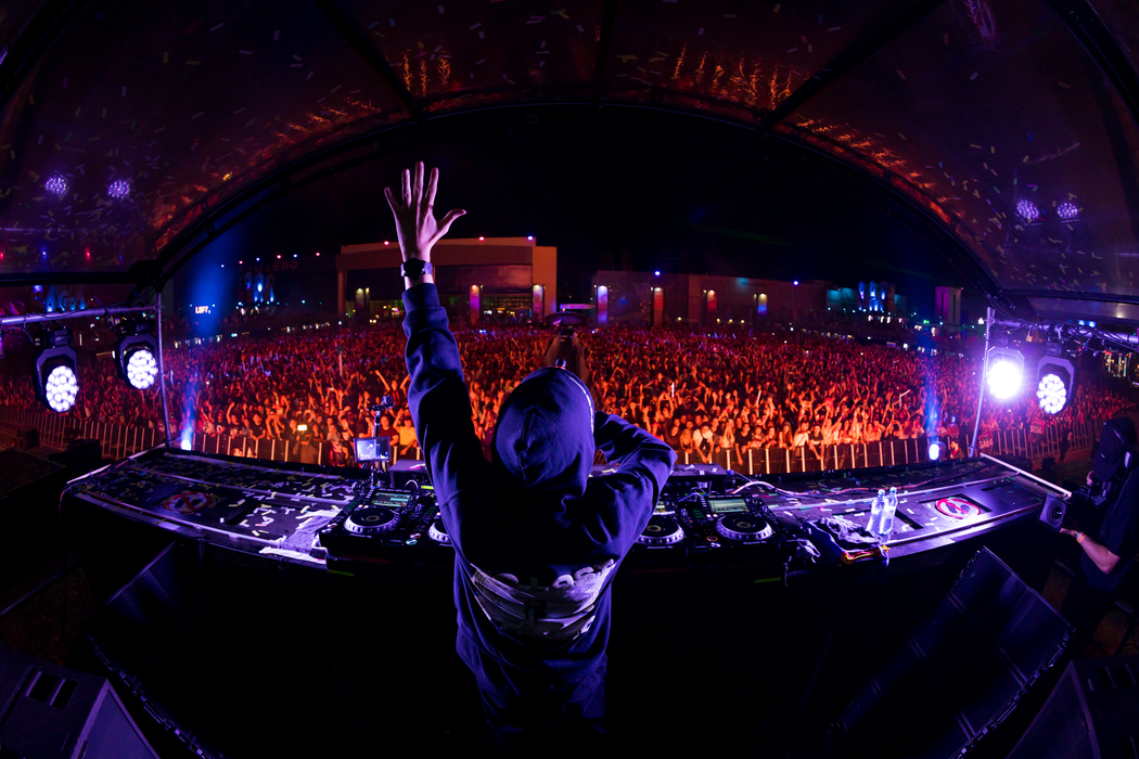 Alan Walker va susține cel mai exclusivist DJ-set în Rave Plane la SAGA Festival 2023
