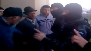 VIDEO Mai ceva ca pe stadion! Mascaţii au "confundat" credincioşii cu ULTRAŞII! Ce au făcut într-o biserica din Vaslui