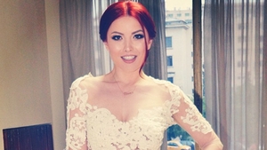 Elena Gheorghe a cantat cu lacrimi in ochi! Artista a deschis nunta fratelui ei, iar valsul mirilor a dat-o gata