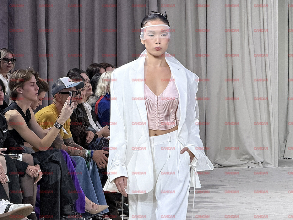 Ținutele la control! Cele mai îndrăznețe outfituri purtate de influenceri la Bucharest Fashion Week