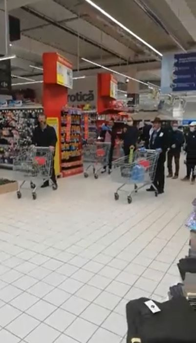 Piele de găină! Clienții dintr-un supermarket au cântat “Hristos a Înviat” în timp ce stăteau la coadă. În ce oraș din România s-a întâmplat | VIDEO