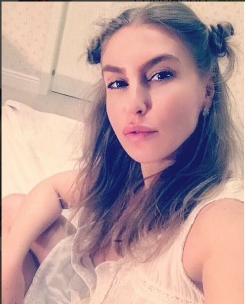 După ce le-a arătat tuturor cum îi stă brunetă şi tunsă scurt, acum CORINA s-a pozat cu… sfârcul la vedere!