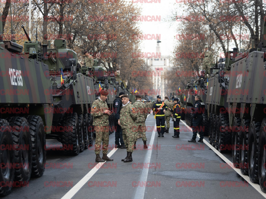 Imagini LIVE de la parada militară de 1 decembrie. Cum au apărut poliţistele la defilare. FOTO