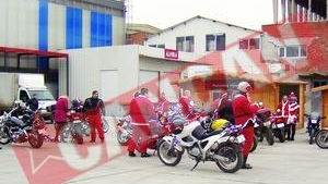 Lovita cu motocicleta de un Mos Craciun