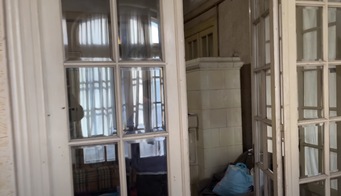 Casa pe care Puya vrea să o renoveze/ Sursa foto: Captură Youtube