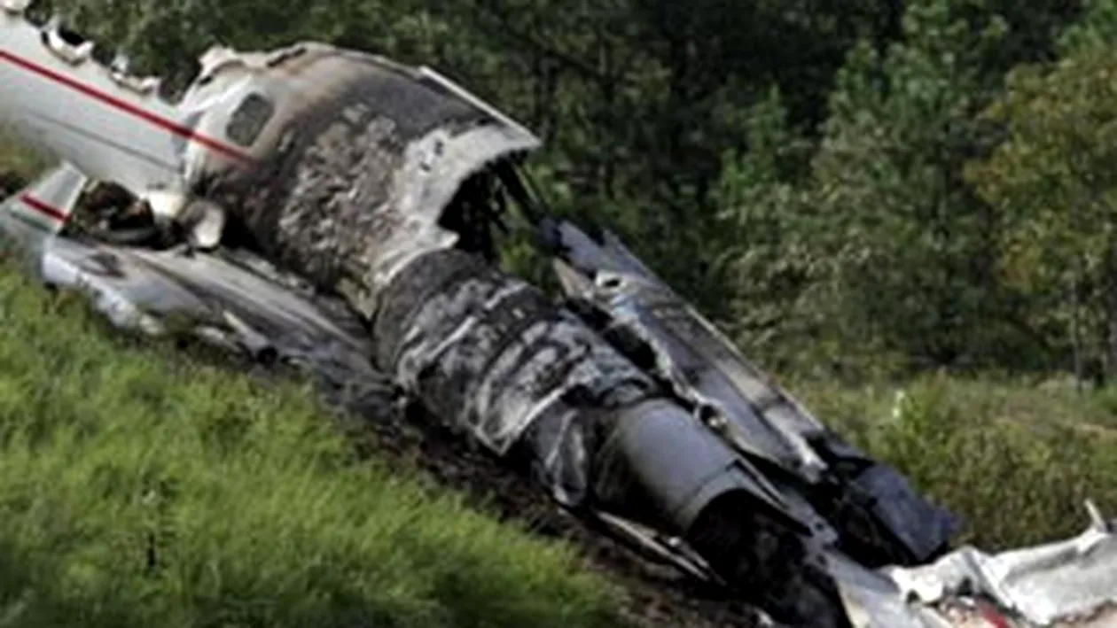 VIDEO Tragedie in Prahova! Un avion de mici dimensiuni s-a prabusit si a explodat la impactul cu solul. Pilotul a murit pe loc