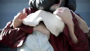 L-a sculptat pe Michael scotandu-si copilul pe geam