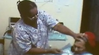 VIDEO ATENTIE! Imagini socante! O femeie de 91 de ani este batuta si umilita de asistenta care o ingrijea
