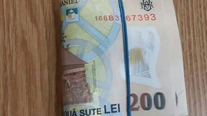 Acest bărbat din Botoşani a găsit peste trei mii de lei prinşi cu un elastic. Totul s-a întâmplat pe o terasă când...