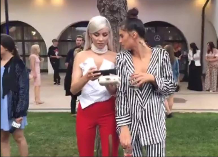 Antonia a ales o ţinută în alb şi negru pentru eveniment
