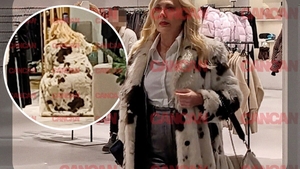 Trage rău curentul la mall! Dana Săvuică defilează ca la 20 de ani, mai ceva ca pe catwalk