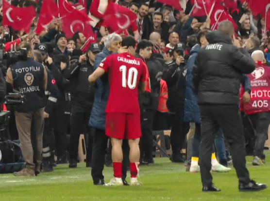 Ultima apariție publică a lui Mircea Lucescu a fost în timpul meciului Turcia - România, disputat la Istanbul pe 26 martie 2025/ sursă foto: social media