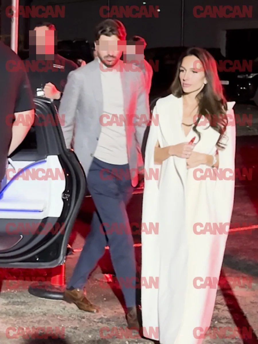 Prințesa Ochelarilor a urcat pe bancheta din spate. iar iubitul ei pe scaunul din dreapta 