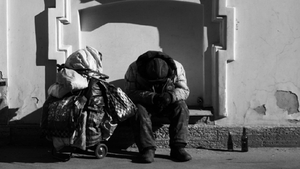 Grav bolnav, a ajuns să doarmă pe stradă după ce tocmai frații l-au dat afară. Povestea tragică a lui Vasile Panțîru, din Iași, de 61 de ani
