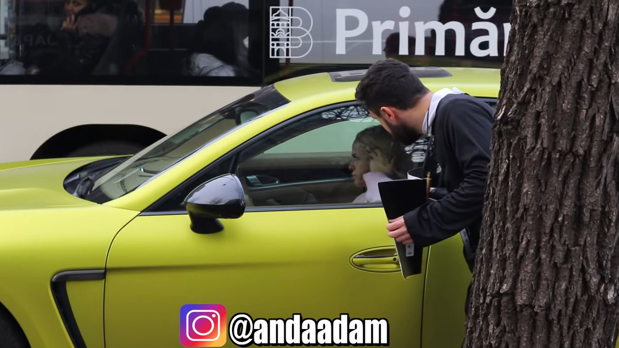 Un preot s-a apropiat de geamul Porsche-ului condus de Anda Adam și i-a cerut bani. Ce a urmat e neașteptat