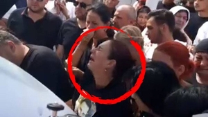 Mama lui Dany Vicol, transfigurată de durere! Ce striga lângă sicriul fiului ei. IMAGINI EXCLUSIVE