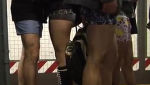 VIDEO Peste 4.000 de newyorkezi au mers fara pantaloni! Vezi cum au defilat in lenjerie intima cu Hello Kitty in metrouri!