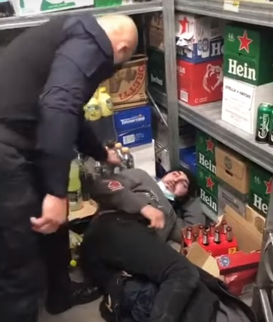 Doi agenți de la SSG au snopit în bătaie un bărbat bănuit că ar fi furat 8 role de cașcaval, dintr-un Mega Image