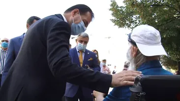 Premierul Orban a comis-o! A întrebat un bătrân ce viteză prinde scaunul cu rotile în care se afla. Apoi a mai făcut o gafă… Video viral