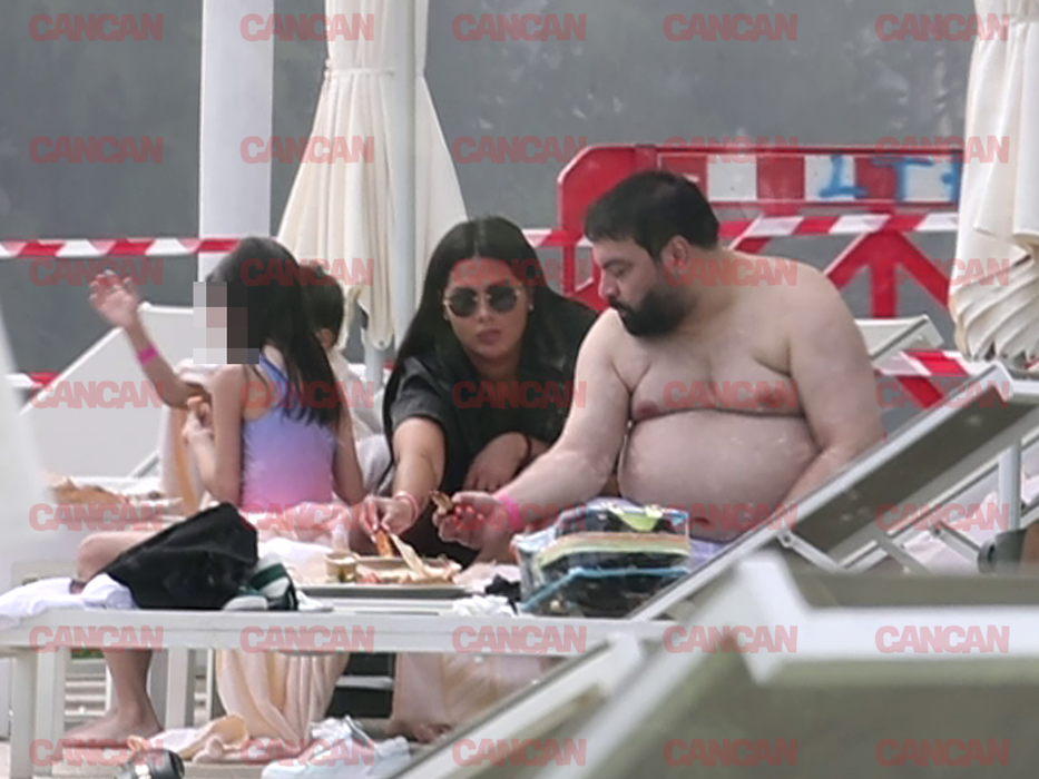 Regele se delectează cu preparate delicioase pe marginea piscinei
