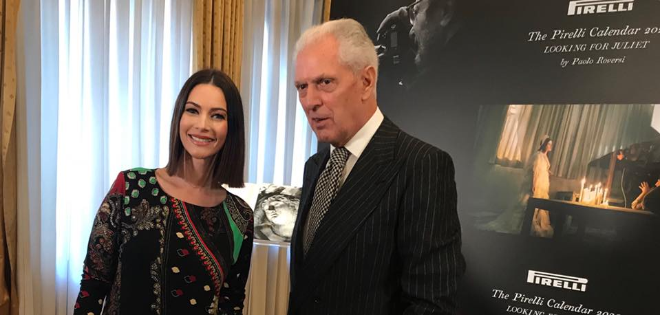 Andreea Berecleanu a pozat goală în cadă. Imaginea cu prezentatoarea Observatorului, pusă sub lupă de cârcotași