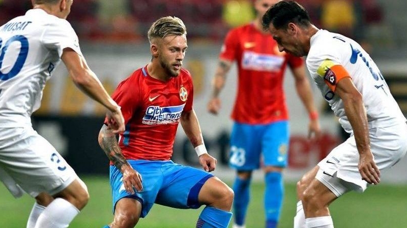 Alertă în vestiarul FCSB-ului! Olteanca sexoasă l-a zăpăcit pe fotbalistul lui Gigi Becali! Imagini în premieră