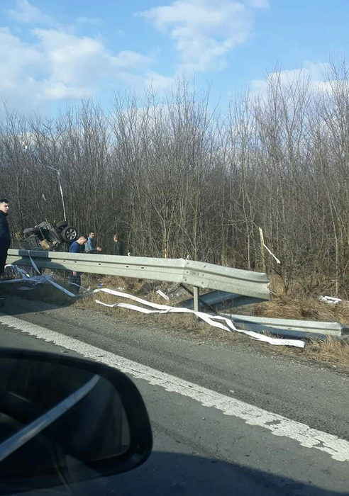 Accident grav pe A1. Impact între trei autoturisme. O mașină răsturnată și o victimă încarcerată