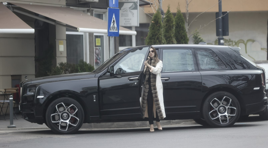 Alexandra Becali coboară din noua achiziție (SURSA FOTO: CANCAN.RO)