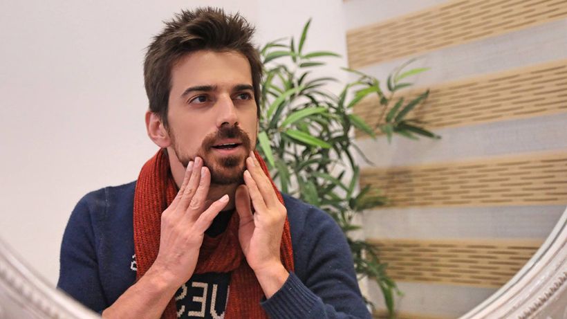 Tuncay s-a pozat alături de un copil şi i-a anunţat pe fani: „Mă pregătesc să fiu tătic”