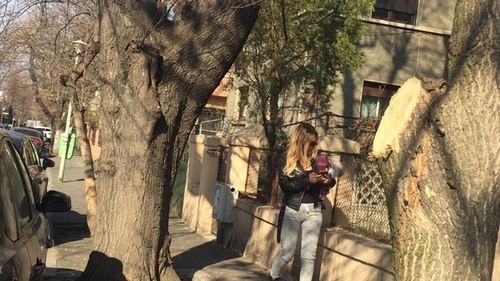La soare te poti uita, dar la fundul ei, ba! Primele imagini cu Raluca Podea dupa ce si-a marit posteriorul cu silicon!