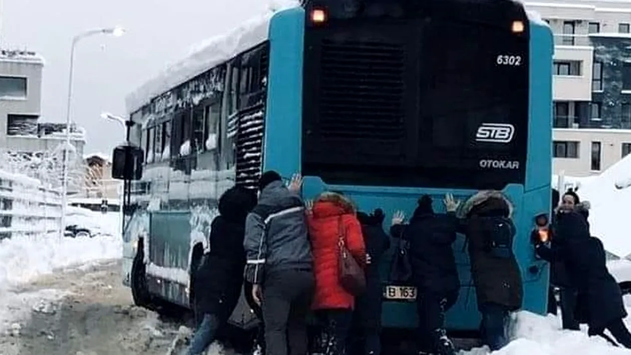 Ninsorile fac ravagii! Cum au încercat mai mulți călători să scoată un autobuz STB din zăpadă